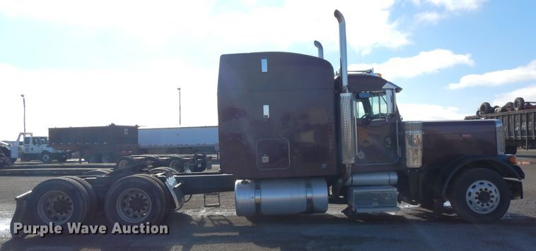 image for item DF6728 2005 Peterbilt 379  semi truck