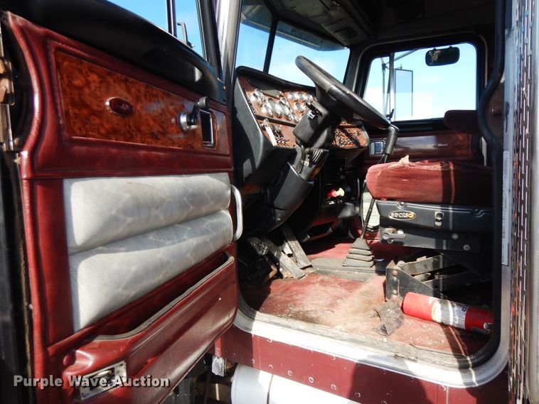 image for item DF6728 2005 Peterbilt 379  semi truck