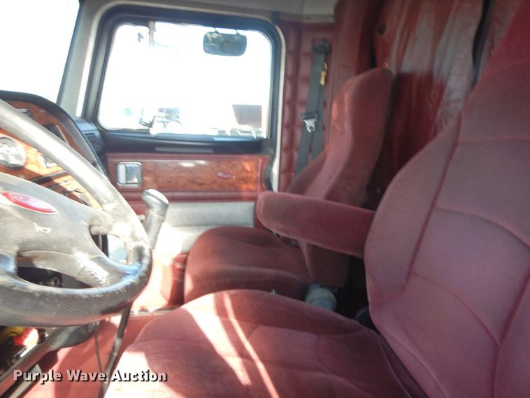 image for item DF6728 2005 Peterbilt 379  semi truck