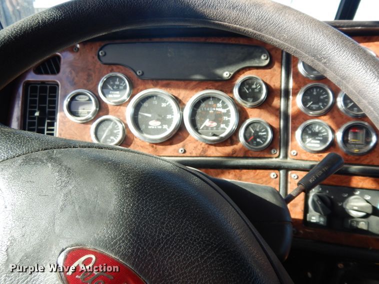 image for item DF6728 2005 Peterbilt 379  semi truck