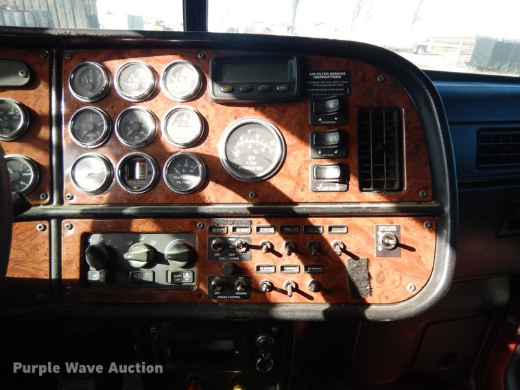 image for item DF6728 2005 Peterbilt 379  semi truck