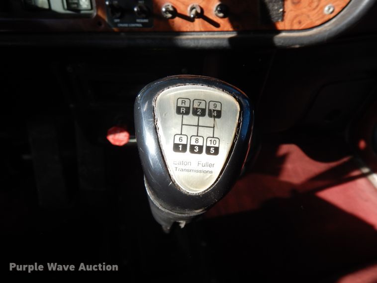 image for item DF6728 2005 Peterbilt 379  semi truck