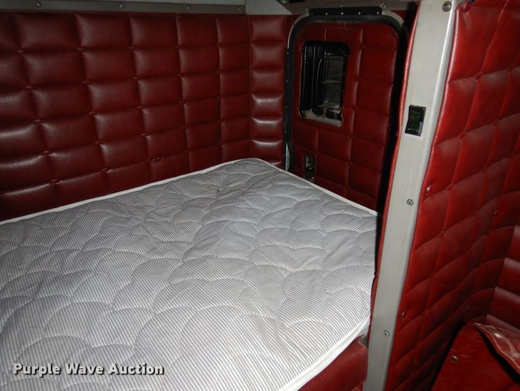 image for item DF6728 2005 Peterbilt 379  semi truck