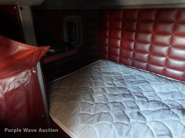 image for item DF6728 2005 Peterbilt 379  semi truck