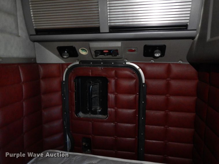 image for item DF6728 2005 Peterbilt 379  semi truck