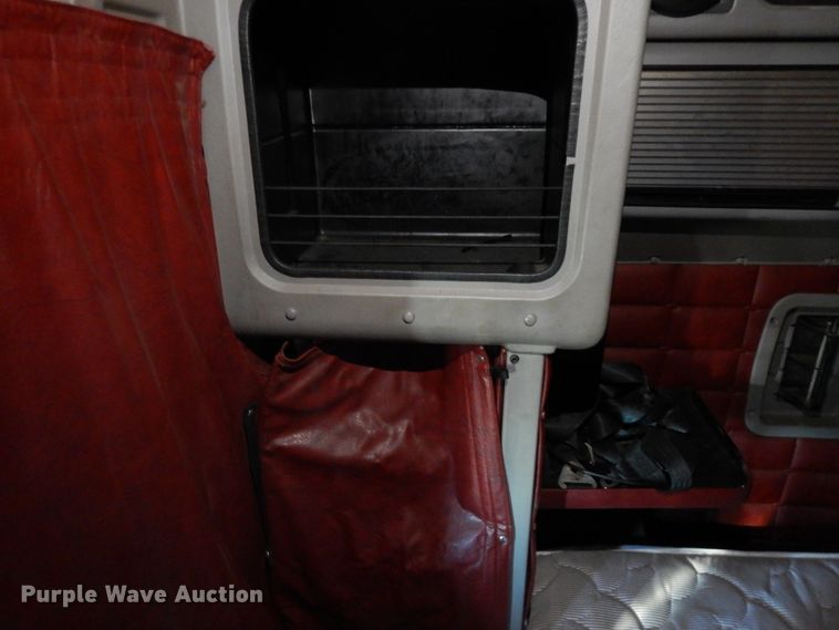 image for item DF6728 2005 Peterbilt 379  semi truck