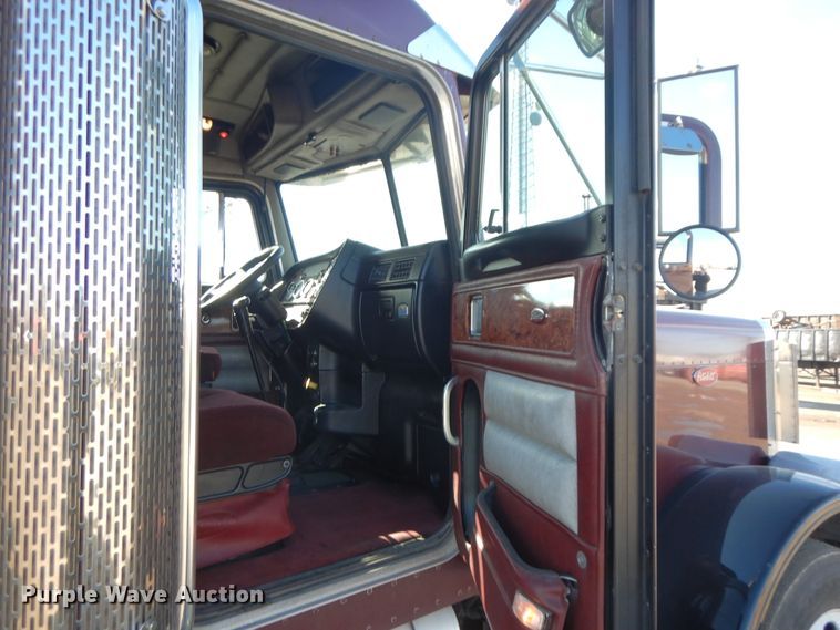 image for item DF6728 2005 Peterbilt 379  semi truck