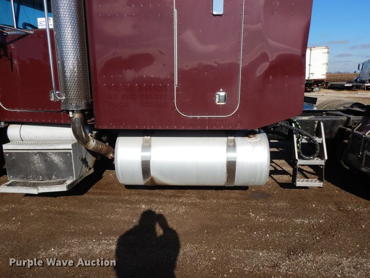 image for item DF6728 2005 Peterbilt 379  semi truck