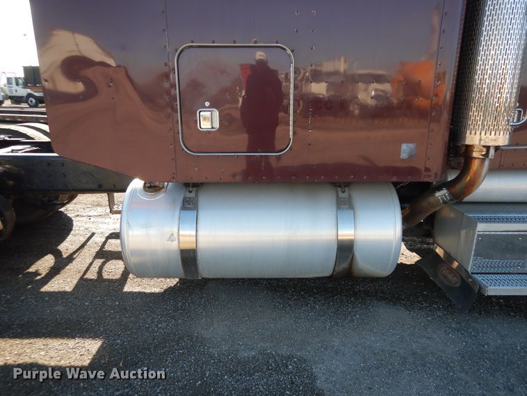 image for item DF6728 2005 Peterbilt 379  semi truck