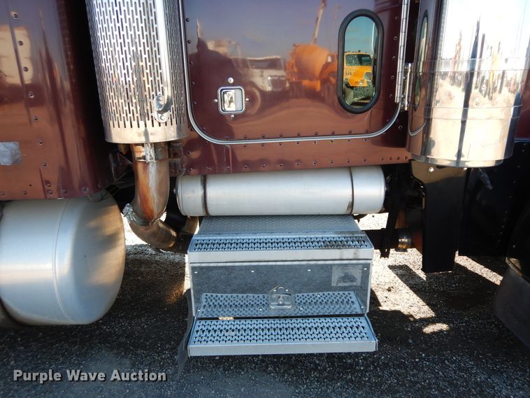 image for item DF6728 2005 Peterbilt 379  semi truck