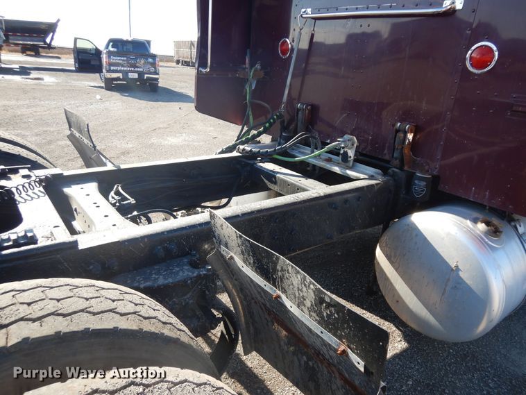 image for item DF6728 2005 Peterbilt 379  semi truck