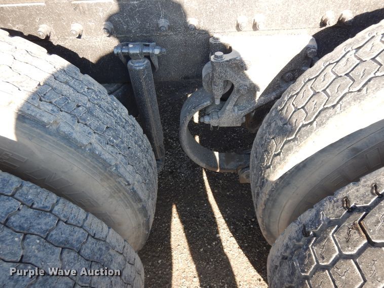 image for item DF6728 2005 Peterbilt 379  semi truck