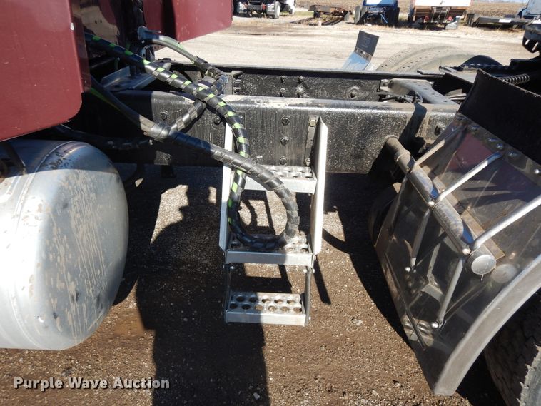 image for item DF6728 2005 Peterbilt 379  semi truck