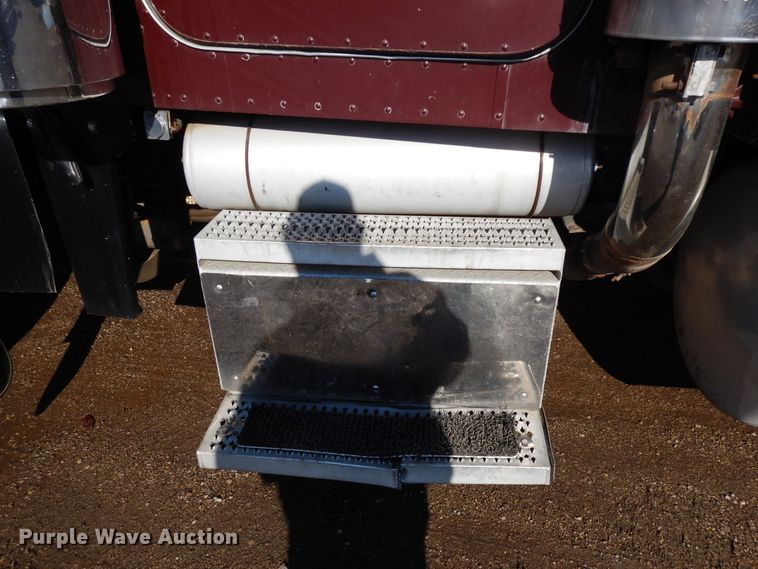 image for item DF6728 2005 Peterbilt 379  semi truck