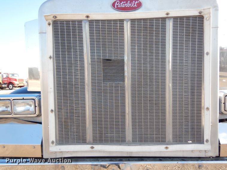 image for item DF6728 2005 Peterbilt 379  semi truck