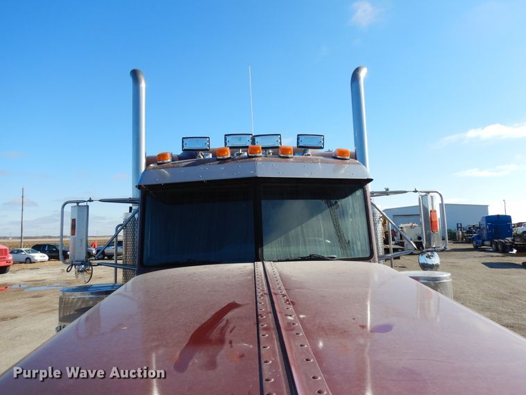 image for item DF6728 2005 Peterbilt 379  semi truck