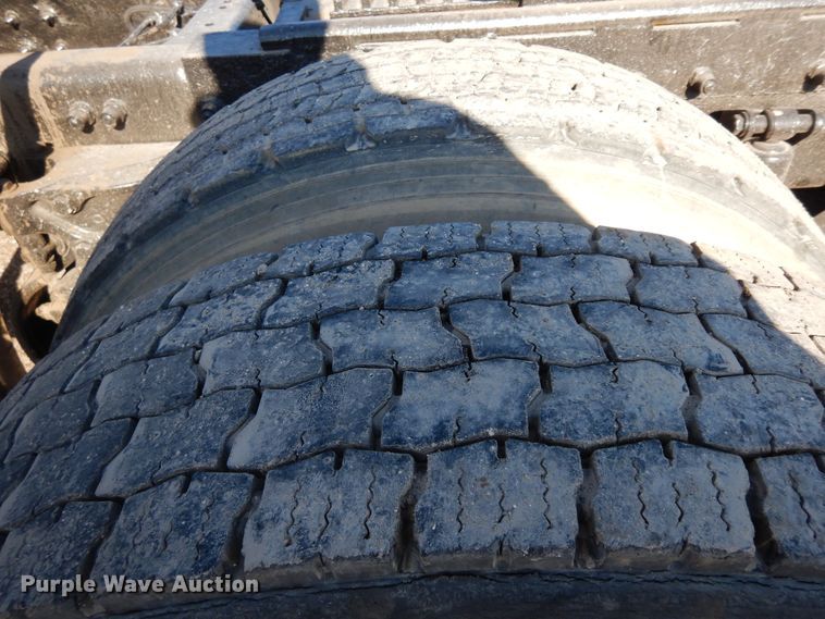 image for item DF6728 2005 Peterbilt 379  semi truck