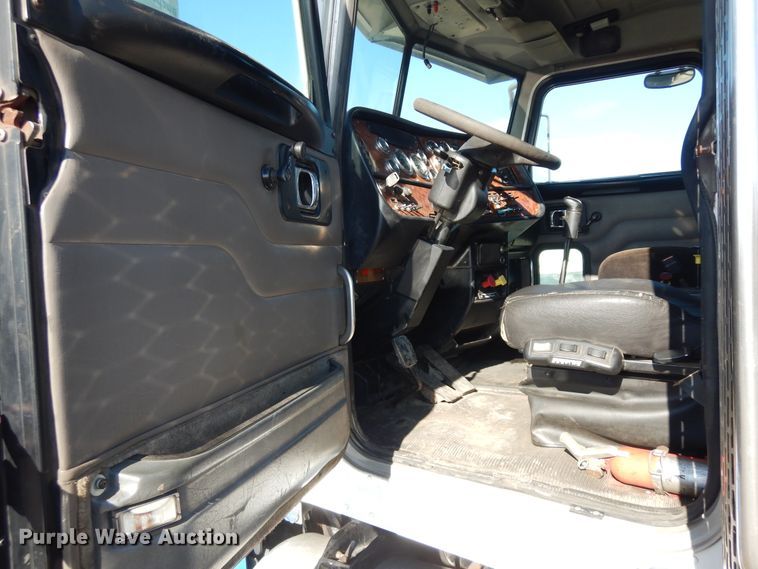 image for item DF6729 2005 Peterbilt 378  semi truck