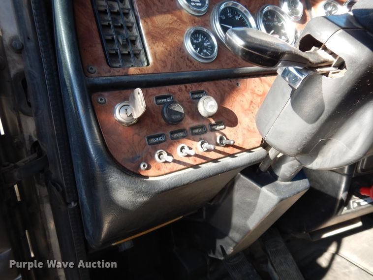 image for item DF6729 2005 Peterbilt 378  semi truck