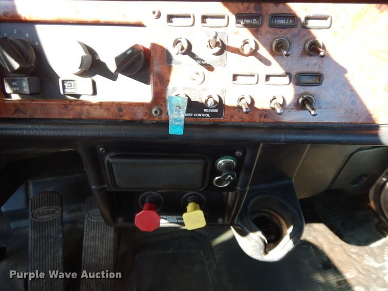 image for item DF6729 2005 Peterbilt 378  semi truck