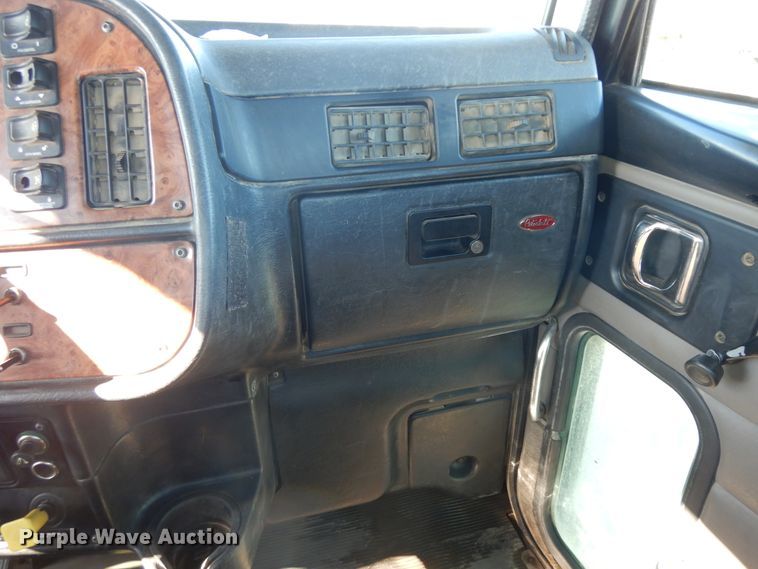 image for item DF6729 2005 Peterbilt 378  semi truck