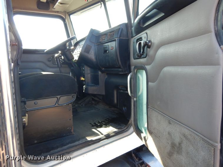 image for item DF6729 2005 Peterbilt 378  semi truck