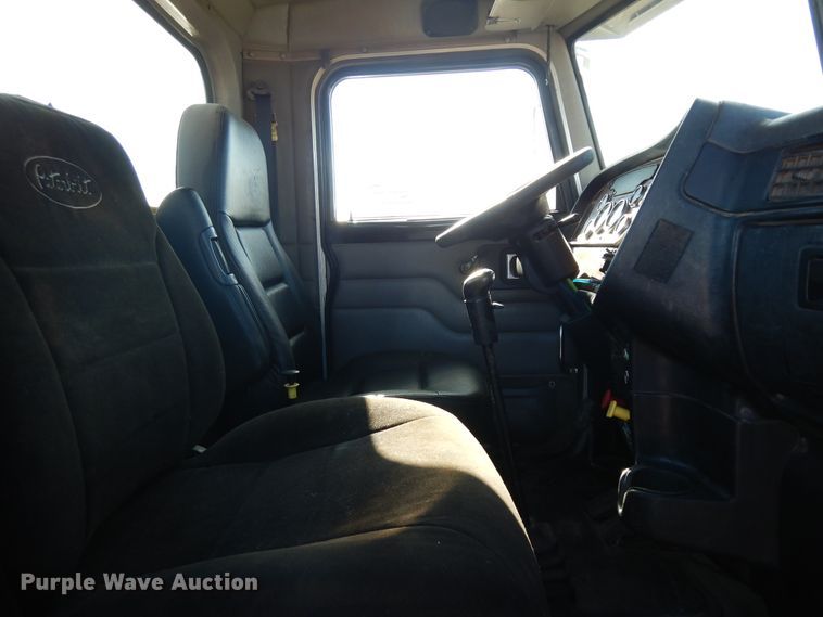 image for item DF6729 2005 Peterbilt 378  semi truck