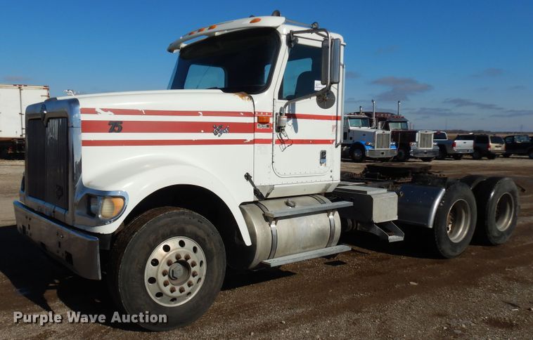 image for item DF6730 2001 International 9900i  semi truck