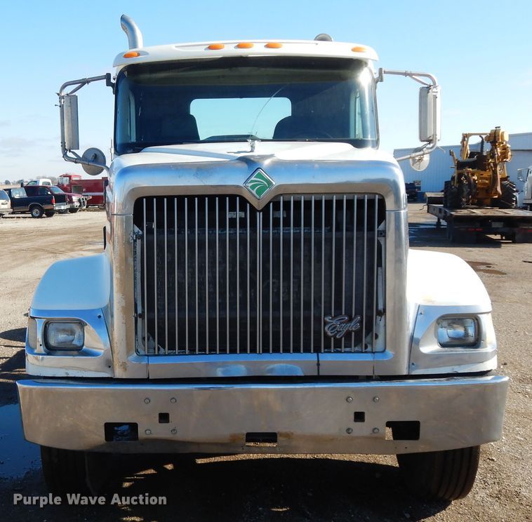 image for item DF6730 2001 International 9900i  semi truck