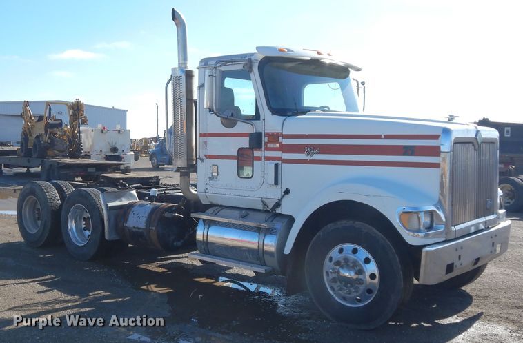 image for item DF6730 2001 International 9900i  semi truck