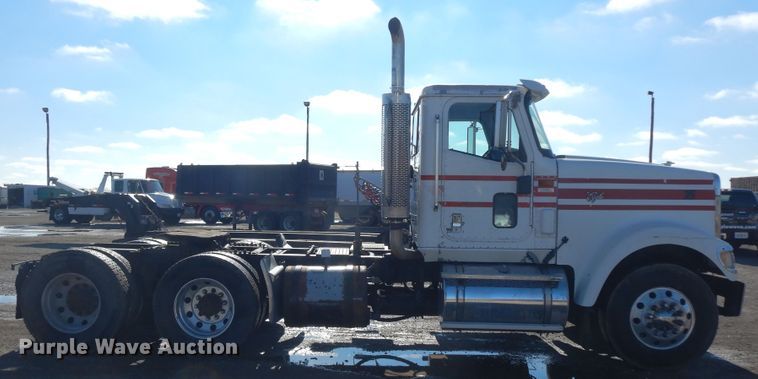 image for item DF6730 2001 International 9900i  semi truck