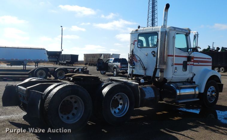 image for item DF6730 2001 International 9900i  semi truck