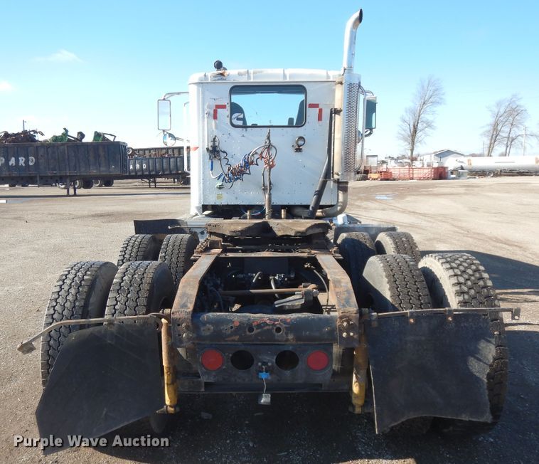 image for item DF6730 2001 International 9900i  semi truck