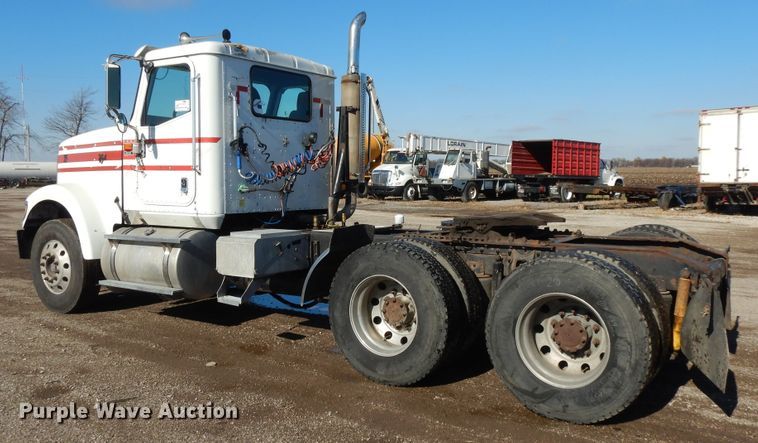 image for item DF6730 2001 International 9900i  semi truck