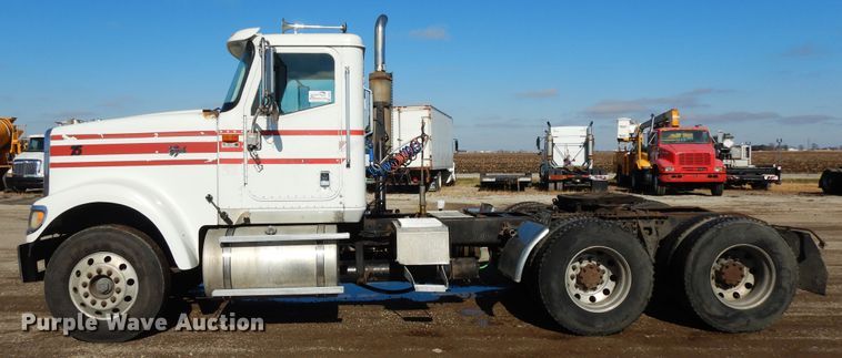 image for item DF6730 2001 International 9900i  semi truck