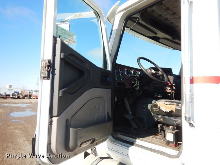 image for item DF6730 2001 International 9900i  semi truck