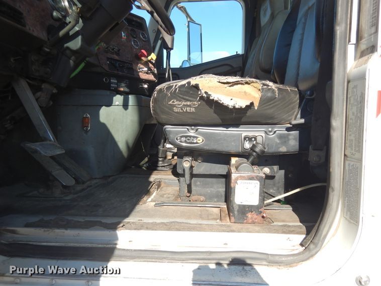 image for item DF6730 2001 International 9900i  semi truck