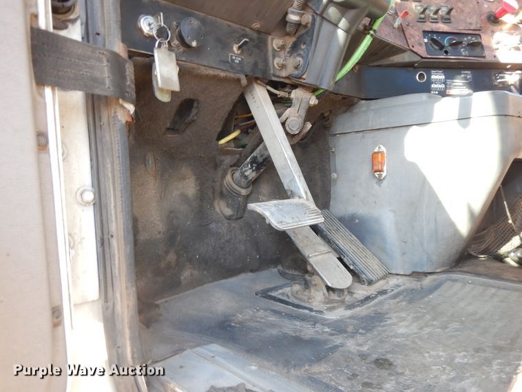 image for item DF6730 2001 International 9900i  semi truck