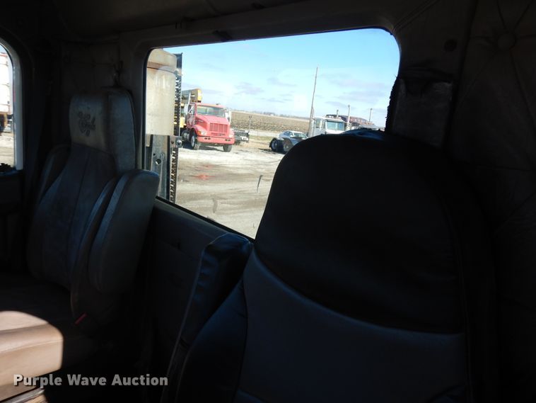 image for item DF6730 2001 International 9900i  semi truck