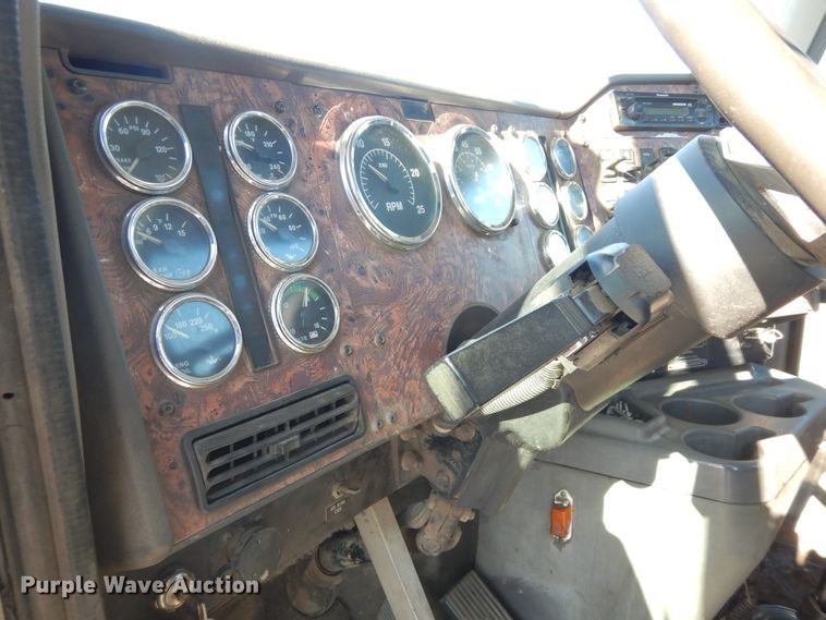 image for item DF6730 2001 International 9900i  semi truck