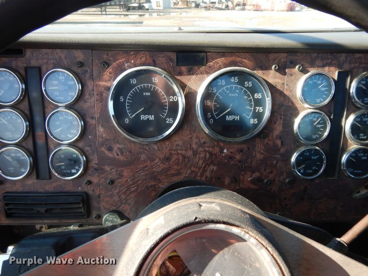 image for item DF6730 2001 International 9900i  semi truck