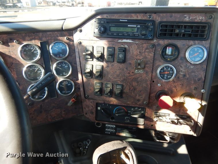 image for item DF6730 2001 International 9900i  semi truck