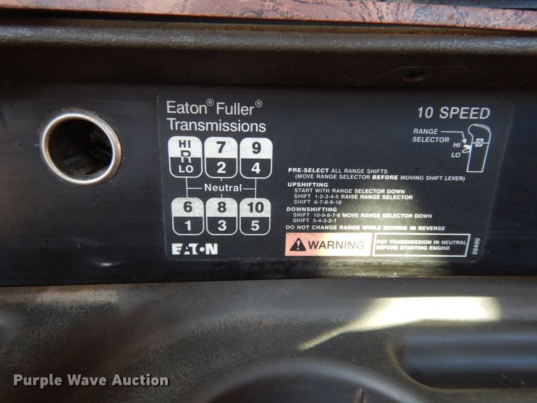 image for item DF6730 2001 International 9900i  semi truck