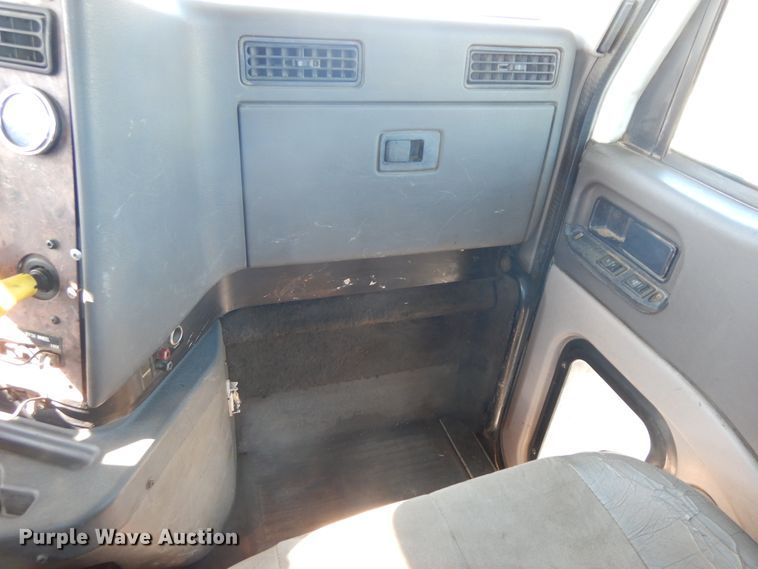 image for item DF6730 2001 International 9900i  semi truck