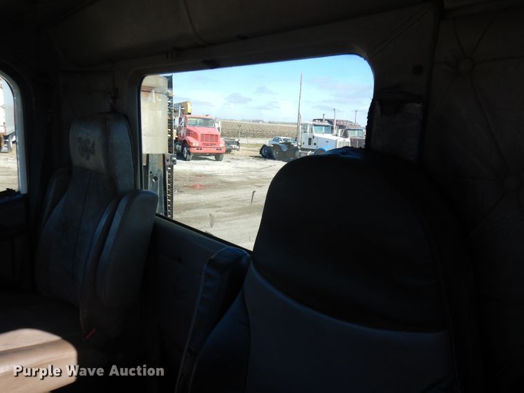 image for item DF6730 2001 International 9900i  semi truck