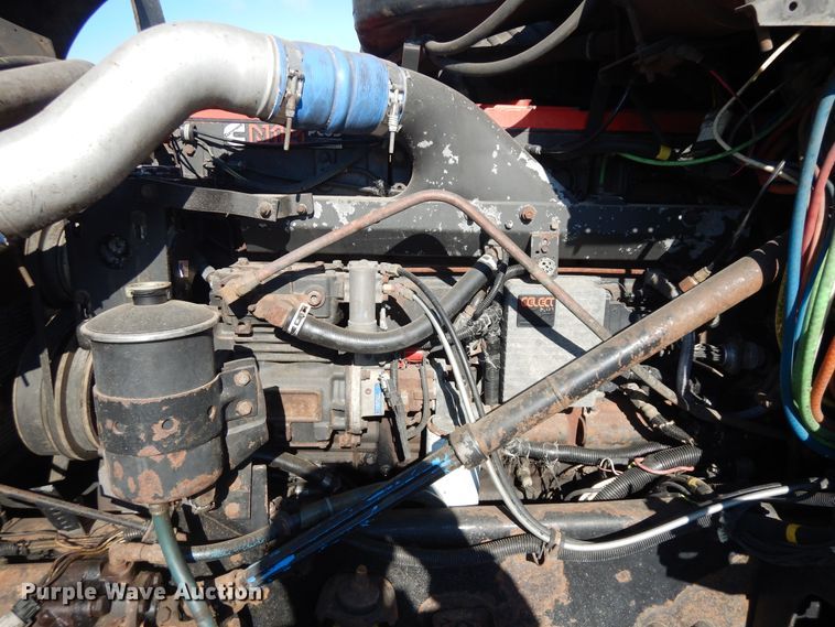 image for item DF6730 2001 International 9900i  semi truck