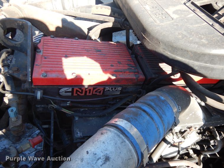 image for item DF6730 2001 International 9900i  semi truck