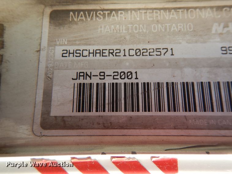 image for item DF6730 2001 International 9900i  semi truck