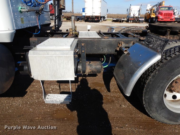 image for item DF6730 2001 International 9900i  semi truck