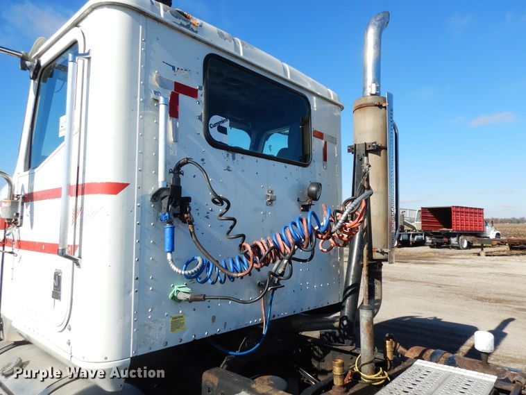 image for item DF6730 2001 International 9900i  semi truck